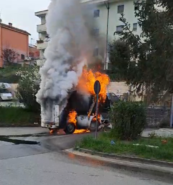 A fuoco una spazzatrice della Teramo Ambiente a Montorio: nessun ferito e il servizio continua - Foto