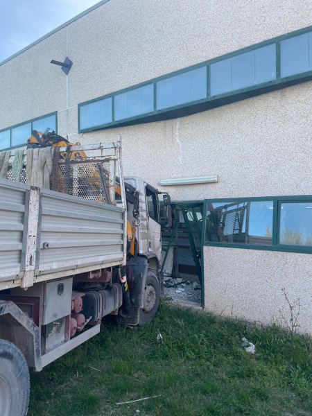 Si sfrena un camion e investe il bocciodromo di Piancarani di Campli - Foto