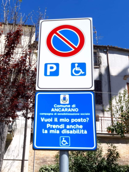 Cartelli stradali con su scritto: "Vuoi il mio posto? Prendi anche la mia disabilità!" - Foto