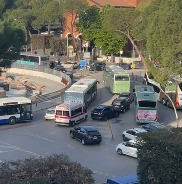 VIDEO - Teramo. Un’ambulanza resta bloccata nel cantiere infinito di piazza Garibaldi - Foto