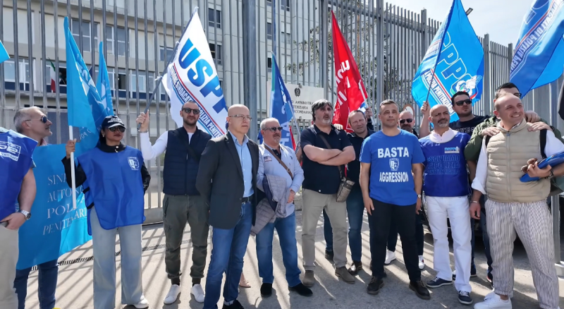 Il sit in dei sindacati davanti al carcere di Castrogno: «Siamo stanchi delle passerelle politiche» - Foto