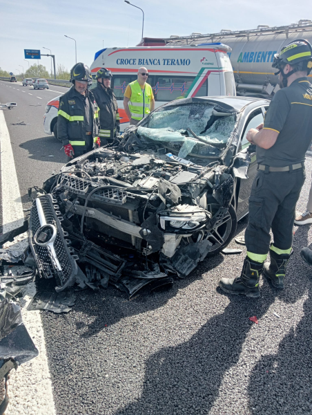 Violento tamponamento sulla Teramo Mare: un'auto finisce contro un furgone - Foto