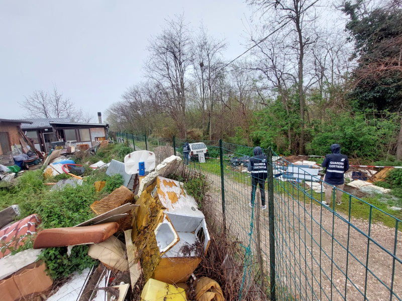 Roseto. Oltre 500 mq di terreno usati come discarica abusiva - Foto