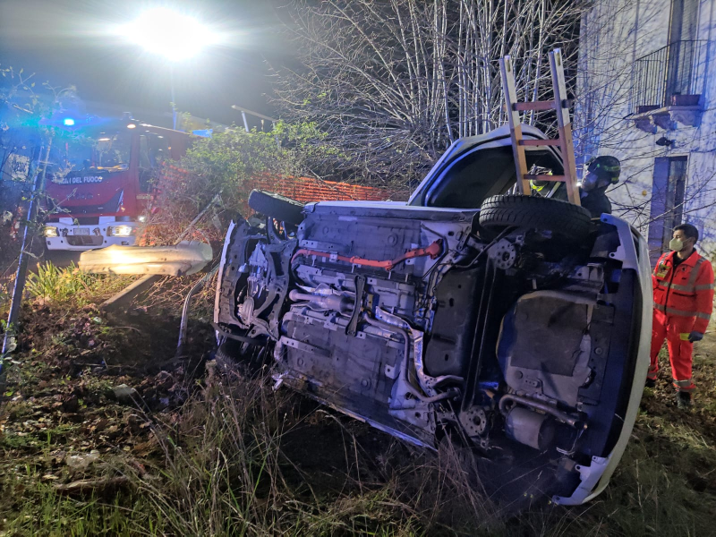 Si ribalta con l'auto ma ne esce illeso: è successo la scorsa notte a Casalena - Foto