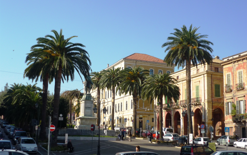 Giulianova. Intervento straordinario di manutenzione del verde in piazza della Libertà - Foto