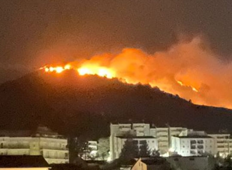 Vasto incendio nella notte tra Teramo e Torricella, alimentato dalle folate di vento - Foto