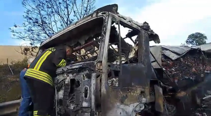 A fuoco un mezzo pesante in A14, direzione nord dopo Roseto degli Abruzzi - Foto