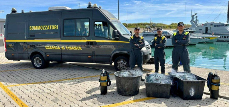 Le fiamme gialle di Pescara sequestrano 3000 metri di reti da pesca in zone vietate - Foto