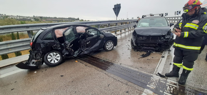 Violento scontro tra due auto all’ingresso della Teramo Mare del centro commerciale - Foto