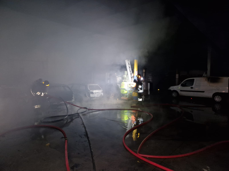 Notaresco. 5 auto prendono fuoco, salvo un negozio di sanitari nelle vicinanze - Foto