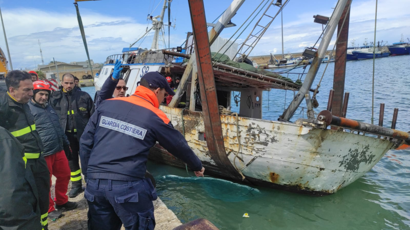 I sommozzatori di Roseto in aiuto a San Benedetto per recuperare un peschereccio - Foto