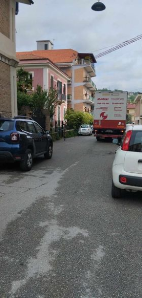 Teramo. Camion prigioniero per oltre 1 ora in via Zaccaria. La Municipale senza auto a disposizione - Foto