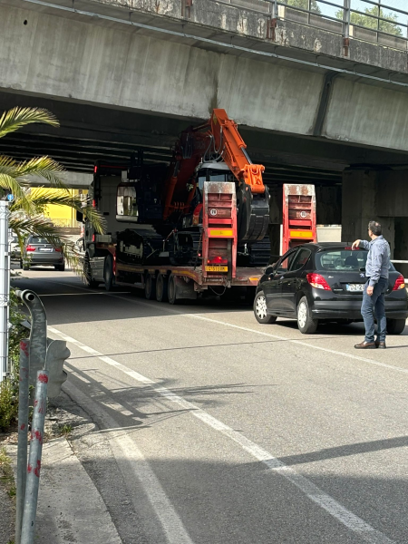 Teramo. Camion con rimorchio rimane incastrato a viale Crispi sotto a un viadotto - Foto