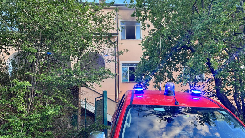 Incendio nella vecchia scuola di Frondarola: denso fumo e struttura non fruibile - Foto