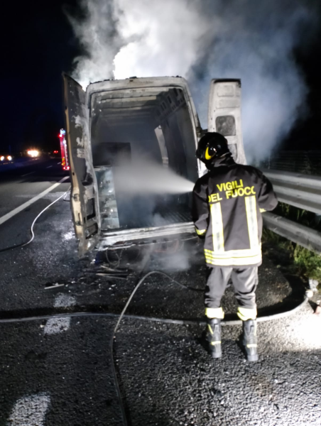 Prende fuoco un furgone in A14 poco dopo Mosciano: salvi i conducenti - Foto