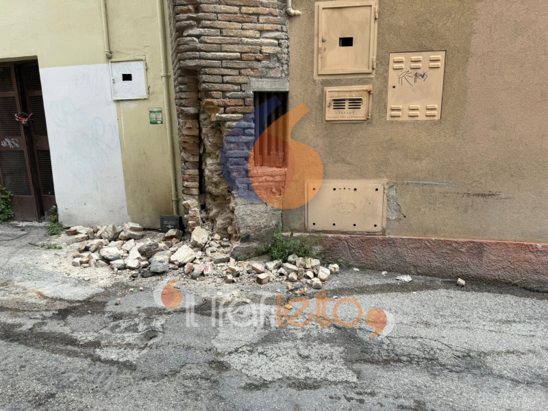 Crolla una parte di muro lungo via Vezzola a Teramo: in corso gli accertamenti - Foto