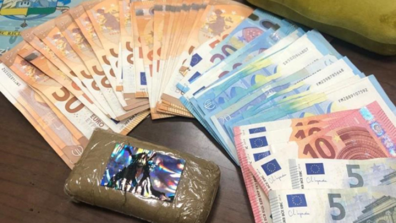 Fermato al casello di Basciano senza patente, con 100 grammi di hashish e 2300 euro - Foto