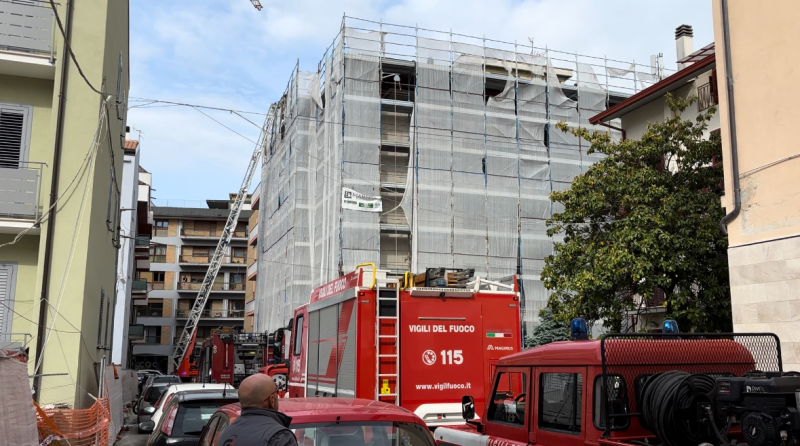 Teramo. Prende fuoco la copertura di una palazzina durante i lavori di ristrutturazione - Foto