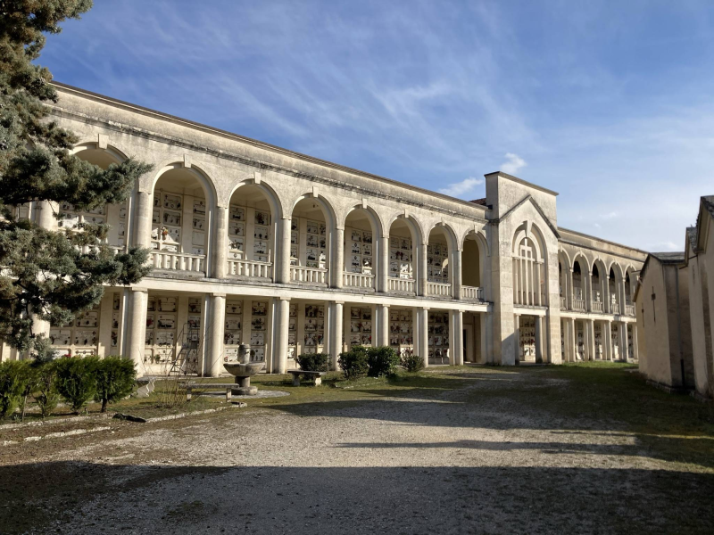 Cede una porzione di terreno al cimitero monumentale dell’Aquila: due cappelle si inclinano - Foto