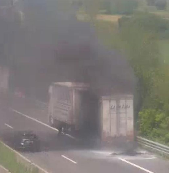 Attenzione: Tir a fuoco sulla A14 all'altezza di San Benedetto del Tronto - Foto