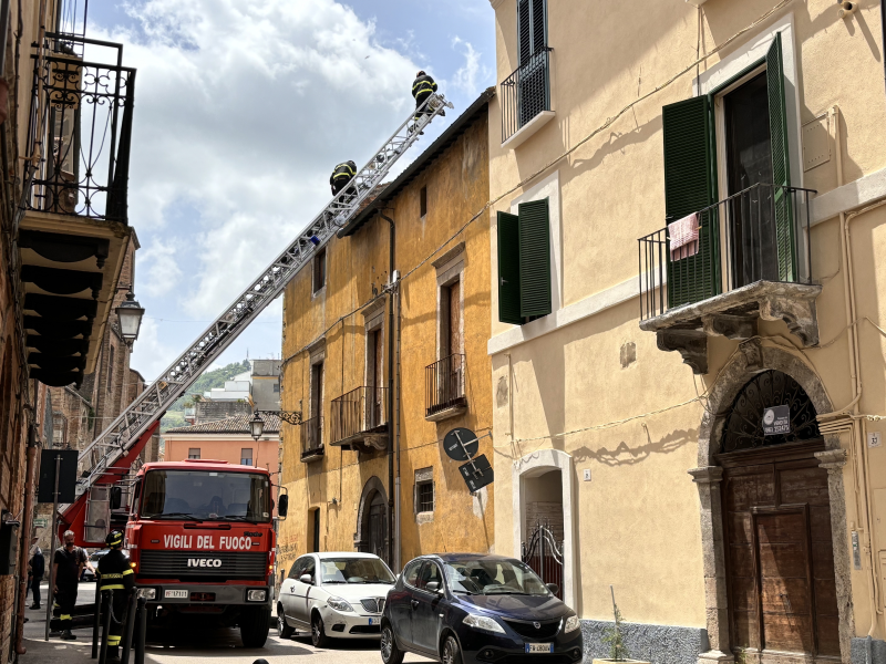 Teramo. Cede una parte di muratura di un sotto tetto di Palazzo Cameli: sul posto i vigili del fuoco - Foto