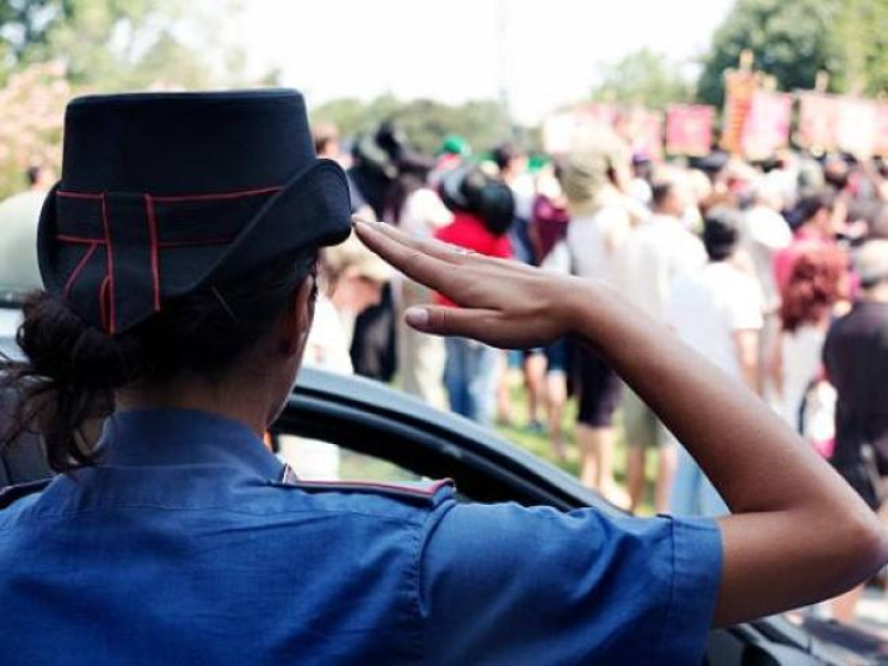 Verrà trasferito a Teramo il comandante che ha firmato con la penna il volto di una carabiniera - Foto