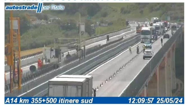 Viadotto del Cerano. Tentativo di suicidio e A14 bloccata - Foto