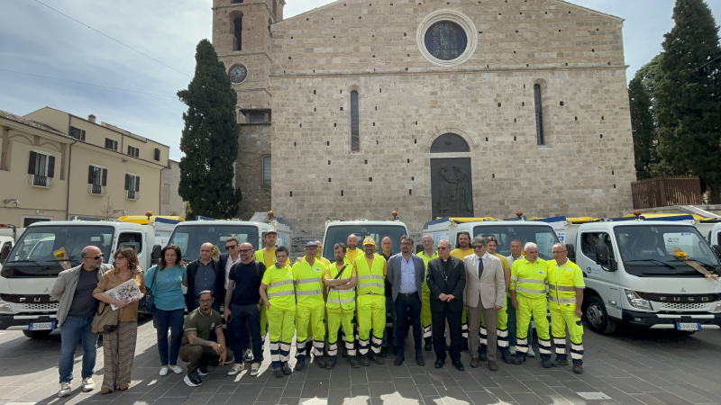 15 nuovi mezzi a disposizione della Teramo Ambiente, Saccomandi: «Una TeAm più forte sul territorio» - Foto