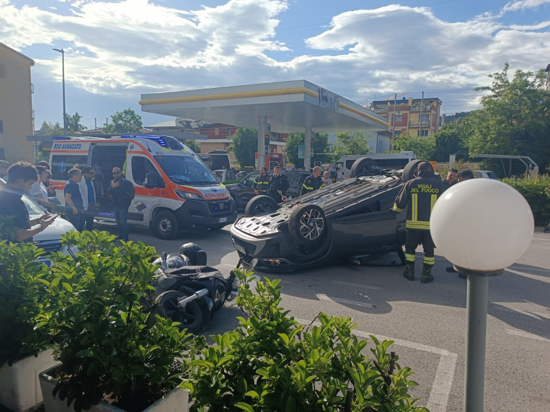 Incidente lungo viale Crispi a Teramo: auto si ribalta e investe un motorino - Foto