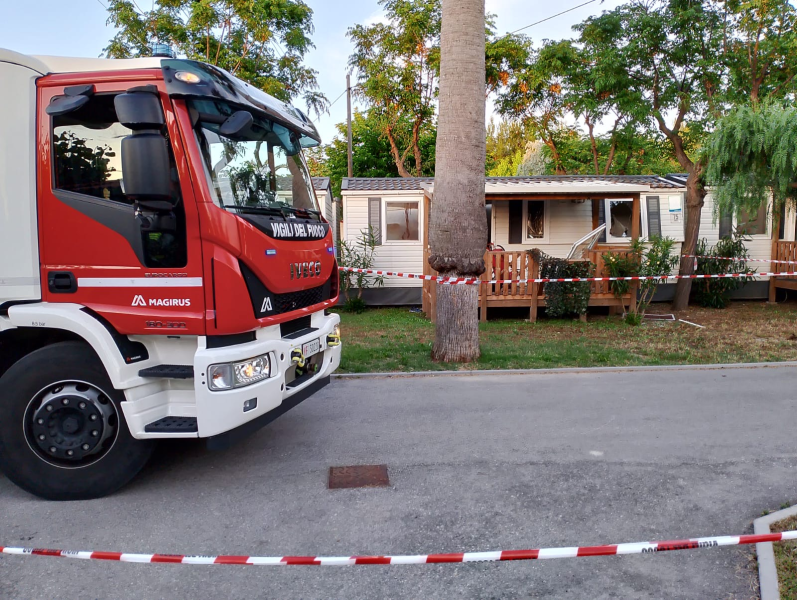 Esplode un bungalow in un campeggio di Martinsicuro: un 43enne portato al centro ustioni - Foto