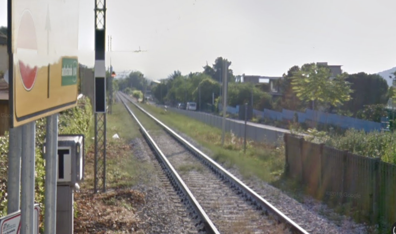 Tenta di gettarsi sotto un treno a Villa Pavone: i carabinieri salvano la vita a un 19enne - Foto