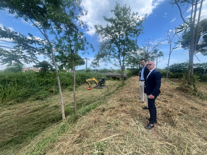 Roseto. Partiti questa mattina i lavori di pulizia del fosso del torrente Borsacchio - Foto