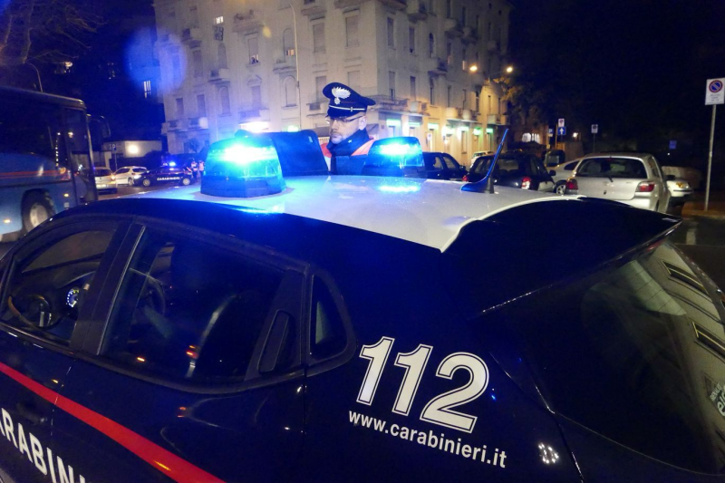 Porta con sé un coltello a serramanico da 8 centimetri: fermato un 21enne a piazza Garibaldi - Foto