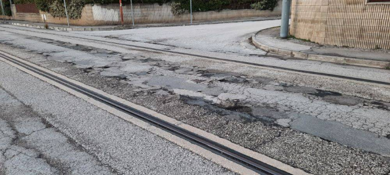 L'Aquila: dopo dieci anni viene risarcita del sinistro causato dai binari della “metro trappola” - Foto