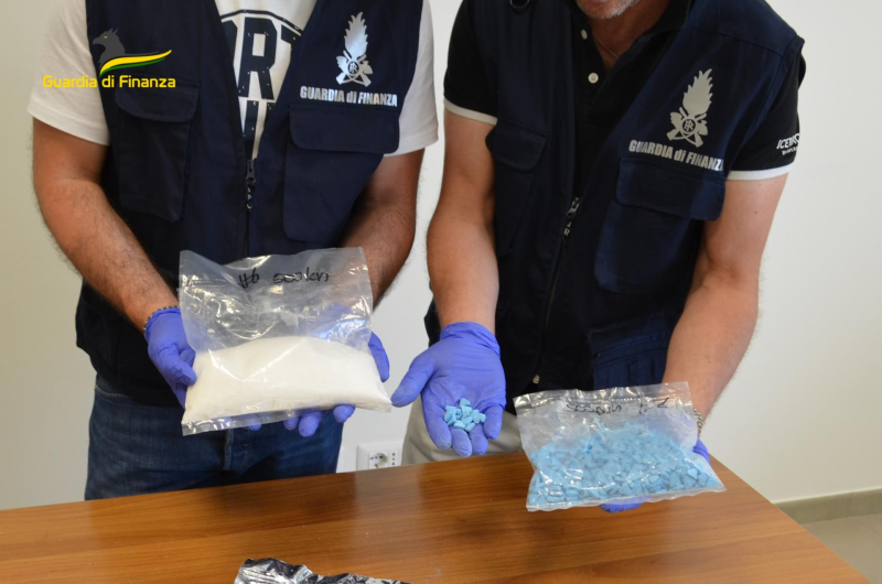 26 piante di cannabis, ecstasy e ketamina: l'operazione "drug market" della gdf di Pescara - Foto