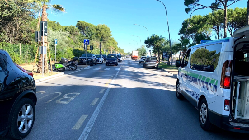 Incidente tra due mezzi su viale Riviera a Pescara: ferito un motociclista - Foto