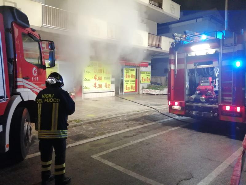 Silvi. Incendio nella notte in un esercizio commerciale di vendita carni - Foto