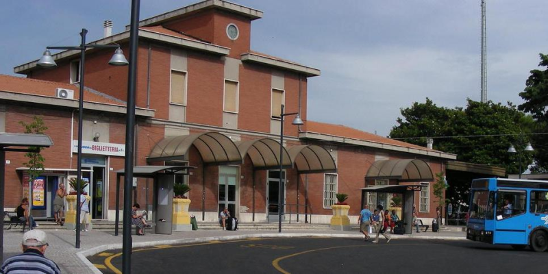 Rincorre con un coltello un uomo alla stazione di Giulianova: fermata una 56enne - Foto