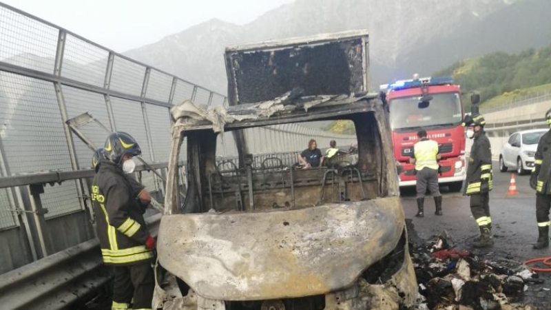 Incendio sulla A24. Va a fuoco un furgone per il mercato ambulante: si salva il conducente - Foto