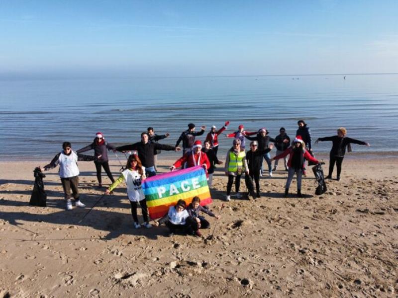 Roseto. Pulizie alla Riserva del Borsacchio con i volontari e Babbo Natale che fa il bagno - FOTO - Foto