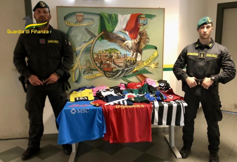 L'Aquila. La gdf sequestra 120 magliette da calcio contraffatte - Foto