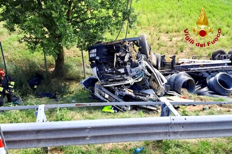 Autostrada A1: camionista pescarese si ribalta col proprio camion e muore sul colpo - Foto