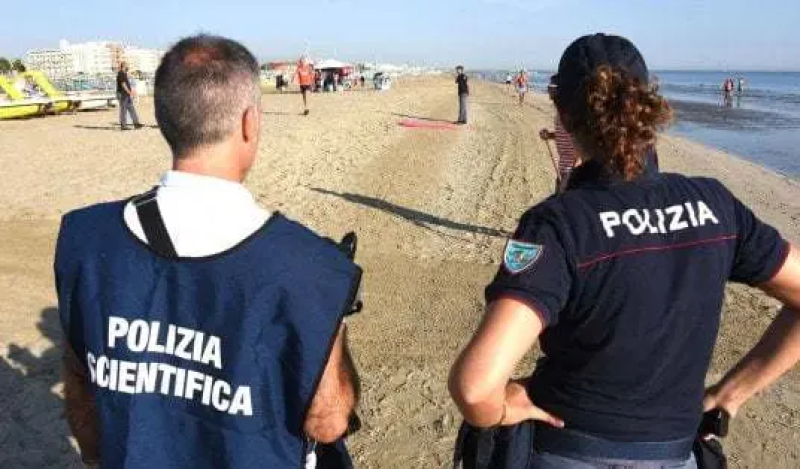 Teramo. Adesca una 18enne su internet, poi la violenta in spiaggia: arrestato un 45enne - Foto