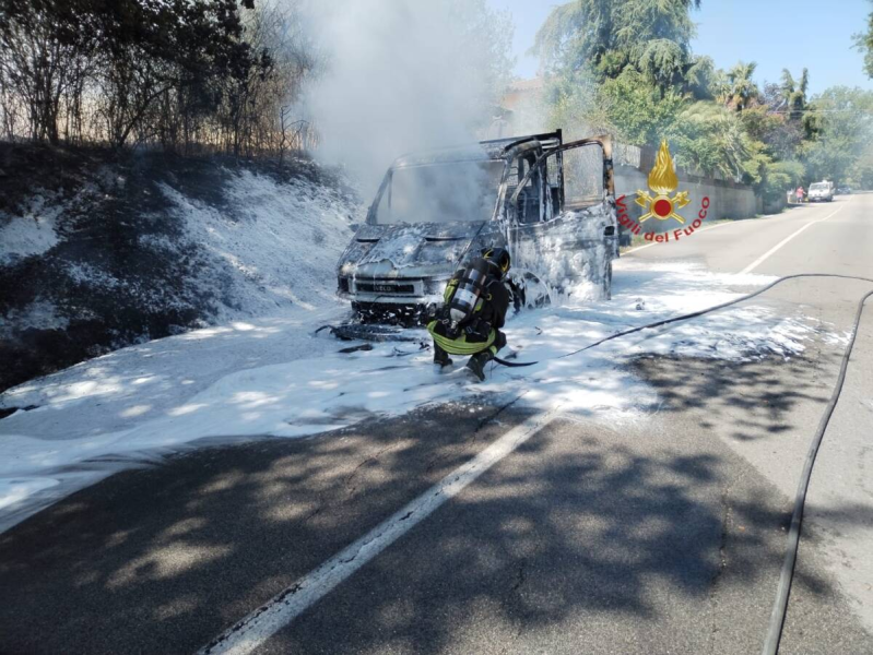 Alanno. Veicolo in fiamme e conducente colto da malore: immediati i soccorsi - Foto