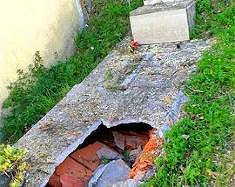 Vandalizzato il cimitero di San Pio delle Camere dell’Aquila - Foto