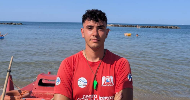 Francavilla al Mare. Giovane bagnino salva la vita ad un anziano e un bambino che stavano annegando - Foto