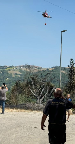 Incendio a Ripe di Civitella: in corso le operazioni per domare le fiamme - Foto