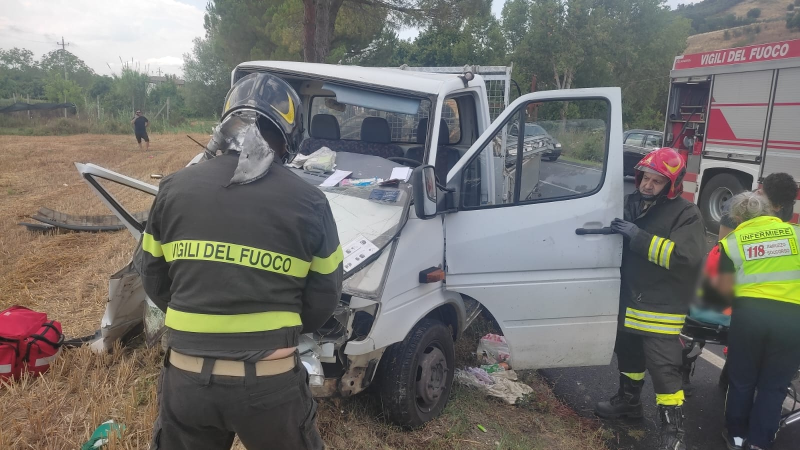 Incidente a Tortoreto nel fondovalle Salinello: furgone si schianta contro un albero - Foto