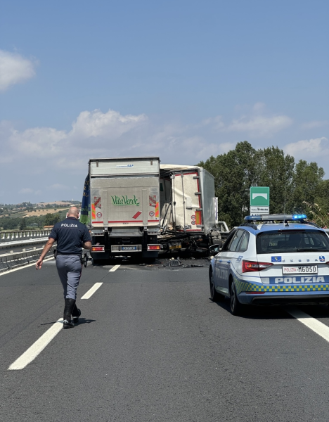 Scontro tra due camion in A14 prima di Roseto: code chilometriche - Foto