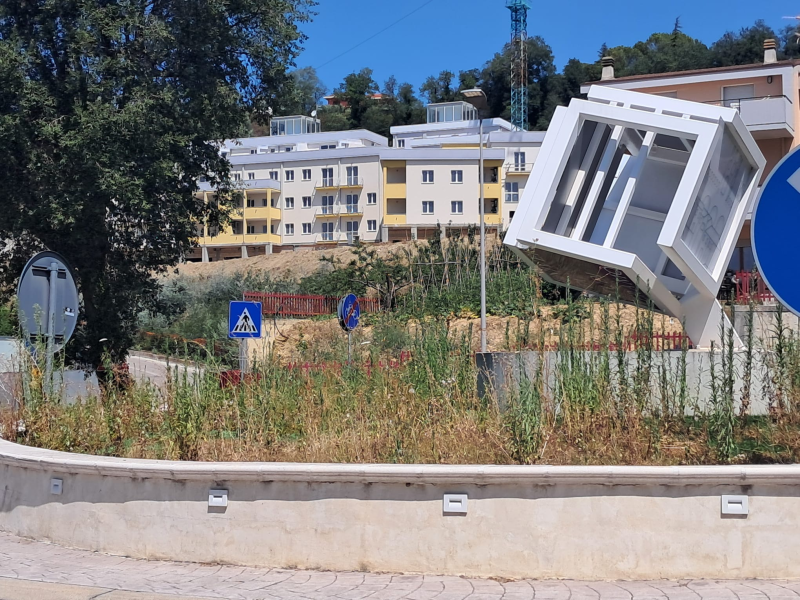 La rotonda dell’UniTe senza sfalcio dell’erba: la segnalazione degli studenti - Foto